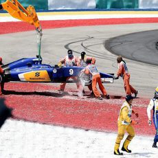 La grúa se lleva el coche de Marcus Ericsson