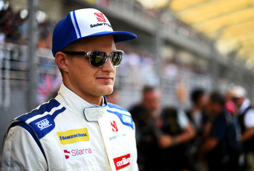 Marcus Ericsson en la parrilla de salida antes de comenzar la carrera