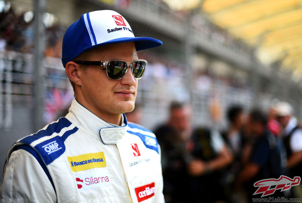 Marcus Ericsson en la parrilla de salida antes de comenzar la carrera