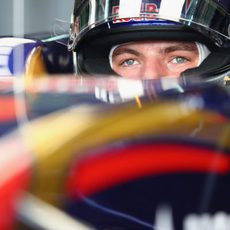 Max Verstappen concentrado en el coche durante la clasificación del GP de Malasia