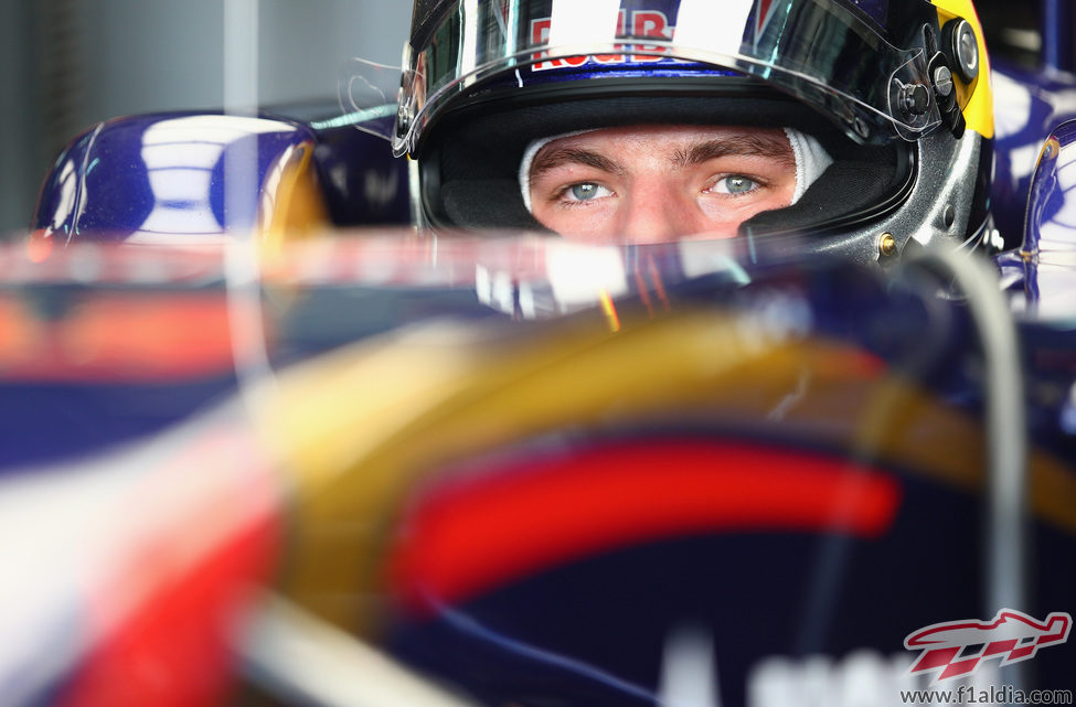 Max Verstappen concentrado en el coche durante la clasificación del GP de Malasia