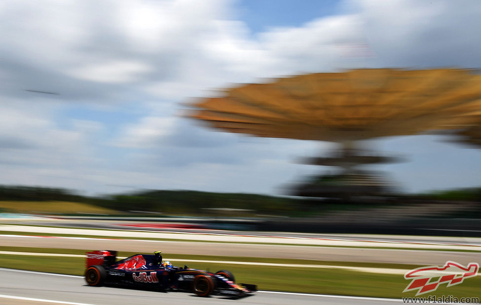 Carlos Sainz se vio sorprendido por la lluvia