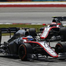 Los dos McLaren se distanciaron en la salida