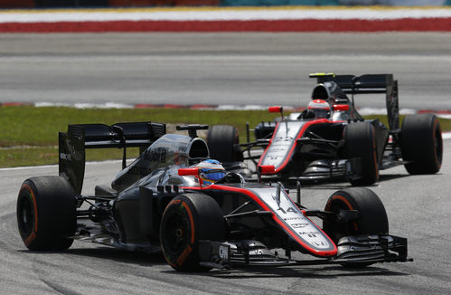 Los dos McLaren se distanciaron en la salida