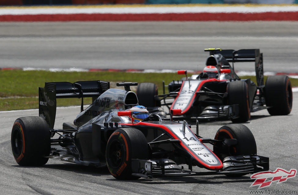 Los dos McLaren se distanciaron en la salida