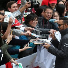 Lewis Hamilton firma autógrafos a los aficionados chinos