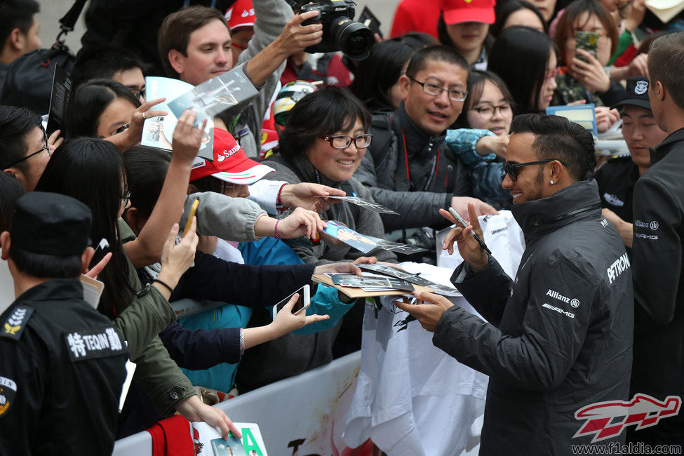 Lewis Hamilton firma autógrafos a los aficionados chinos