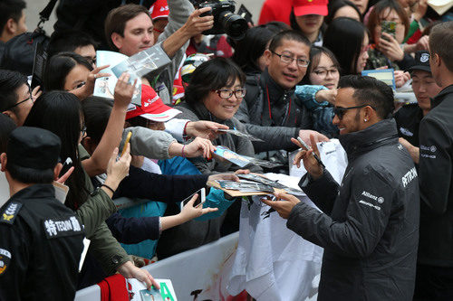 Lewis Hamilton firma autógrafos a los aficionados chinos