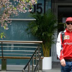 Kimi Räikkönen llega al paddock del Circuito de Shanghai