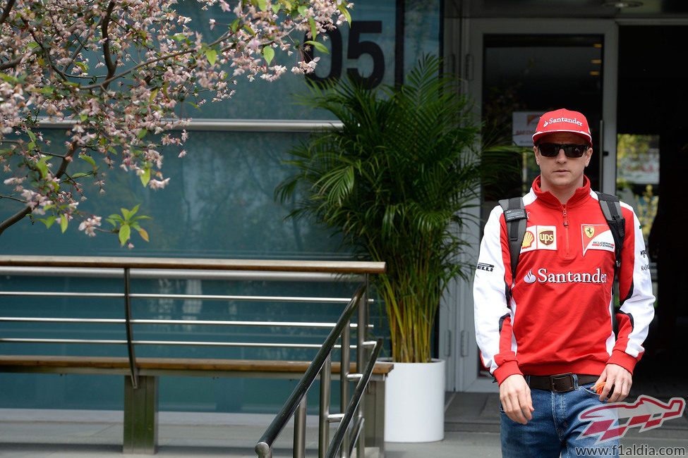 Kimi Räikkönen llega al paddock del Circuito de Shanghai