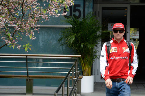 Kimi Räikkönen llega al paddock del Circuito de Shanghai