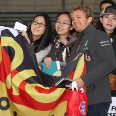 Nico Rosberg posa junto con algunas aficionadas chinas