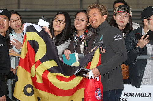 Nico Rosberg posa junto con algunas aficionadas chinas