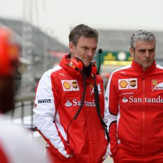 James Allison junto con Maurizio Arrivabene en el Circuito de Shanghai