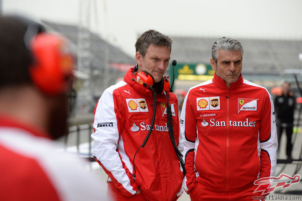 James Allison junto con Maurizio Arrivabene en el Circuito de Shanghai