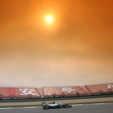 Nico Rosberg negociando la curva peraltada anterior a la larga recta de atrás de Shanghai