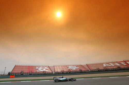 Nico Rosberg negociando la curva peraltada anterior a la larga recta de atrás de Shanghai