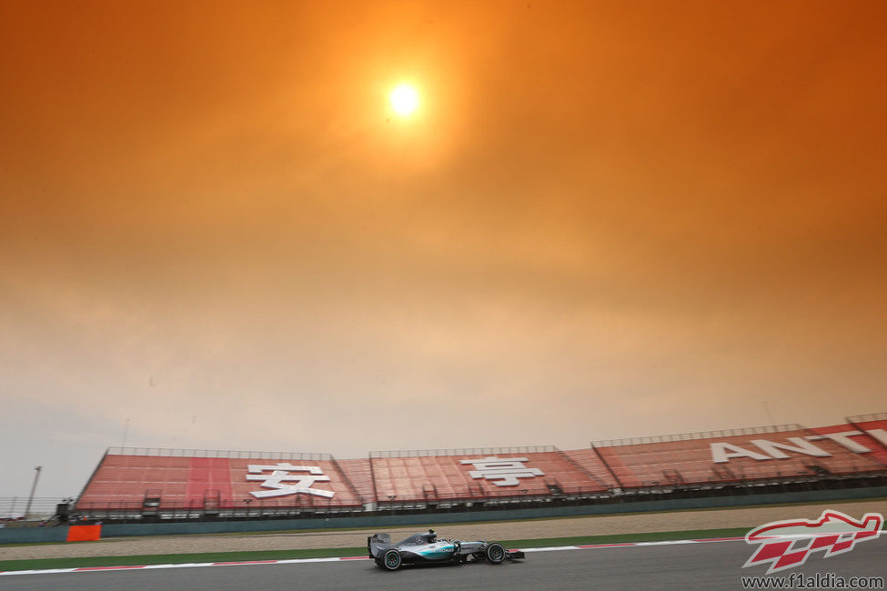 Nico Rosberg negociando la curva peraltada anterior a la larga recta de atrás de Shanghai