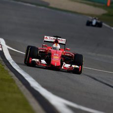 Sebastian Vettel seguido a lo lejos por uno de los Force India