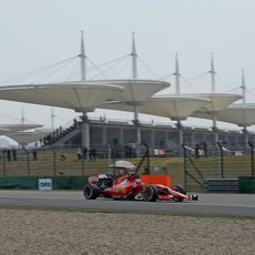 Kimi Räikkönen monta el neumático medio en su SF15-T