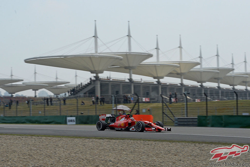 Kimi Räikkönen monta el neumático medio en su SF15-T