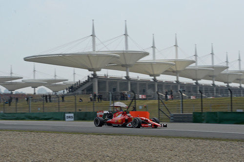 Kimi Räikkönen monta el neumático medio en su SF15-T