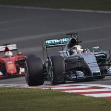 Lewis Hamilton por delante de Sebastian Vettel durante los libres en China