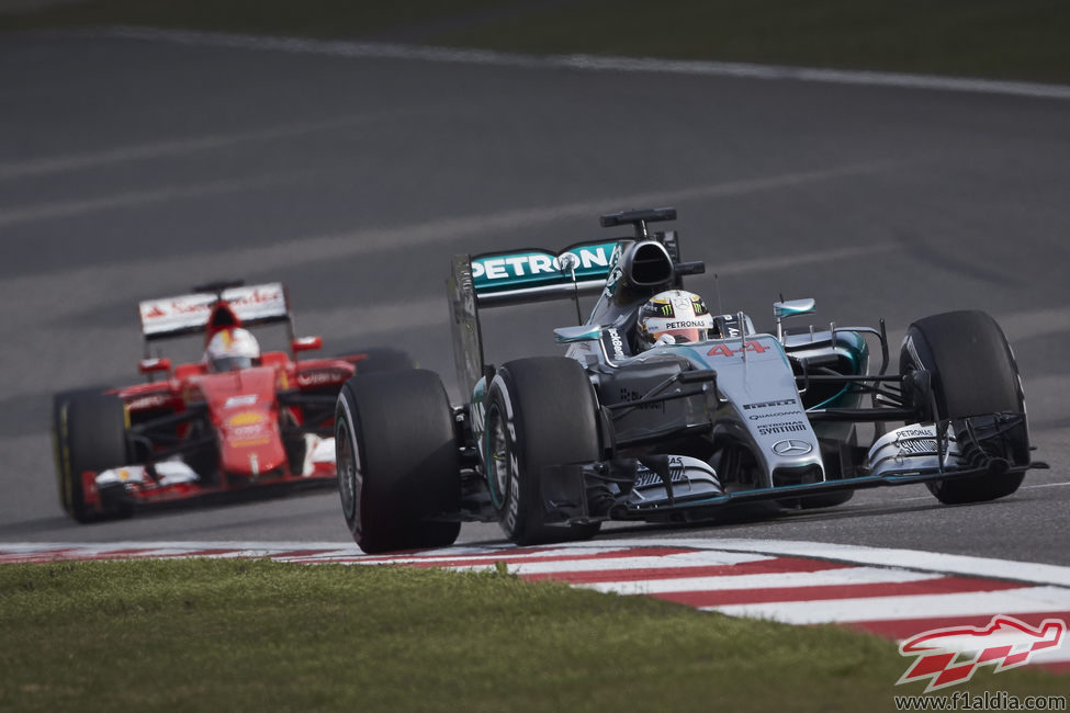 Lewis Hamilton por delante de Sebastian Vettel durante los libres en China