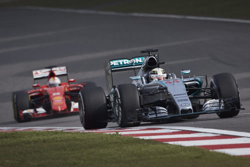 Lewis Hamilton por delante de Sebastian Vettel durante los libres en China