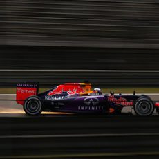 El RB11 de Daniel Ricciardo echando chispas al rozar con el suelo