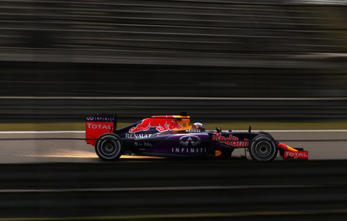 El RB11 de Daniel Ricciardo echando chispas al rozar con el suelo