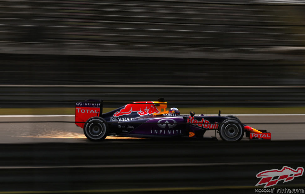 El RB11 de Daniel Ricciardo echando chispas al rozar con el suelo