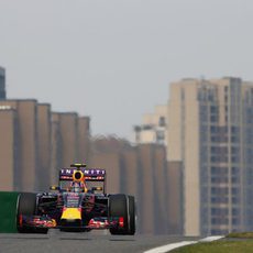 Daniil Kvyat con la ciudad de Shanghai al fondo