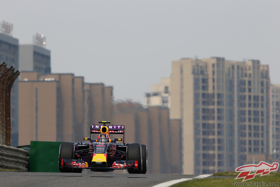 Daniil Kvyat con la ciudad de Shanghai al fondo