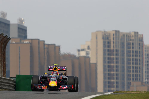 Daniil Kvyat con la ciudad de Shanghai al fondo