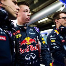 Daniil Kvyat charla con sus ingenieros en el box del equipo