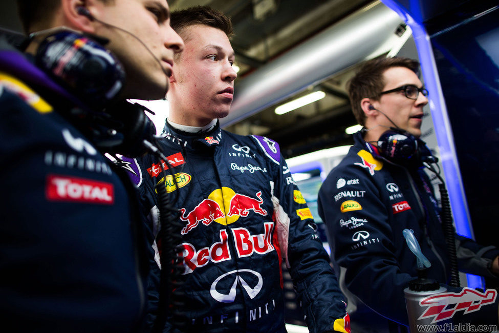 Daniil Kvyat charla con sus ingenieros en el box del equipo