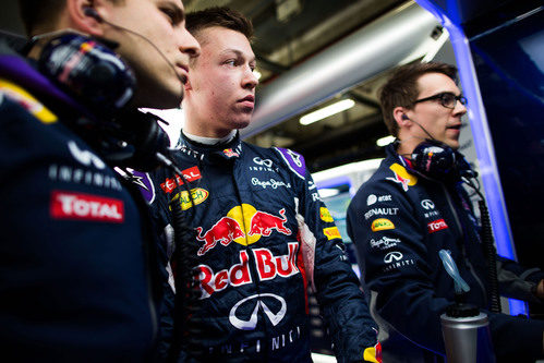 Daniil Kvyat charla con sus ingenieros en el box del equipo