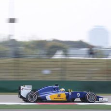 Marcus Ericsson, lejos de su compañero de equipo en Shanghai