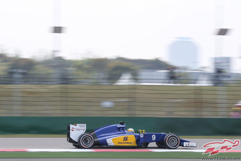 Marcus Ericsson, lejos de su compañero de equipo en Shanghai