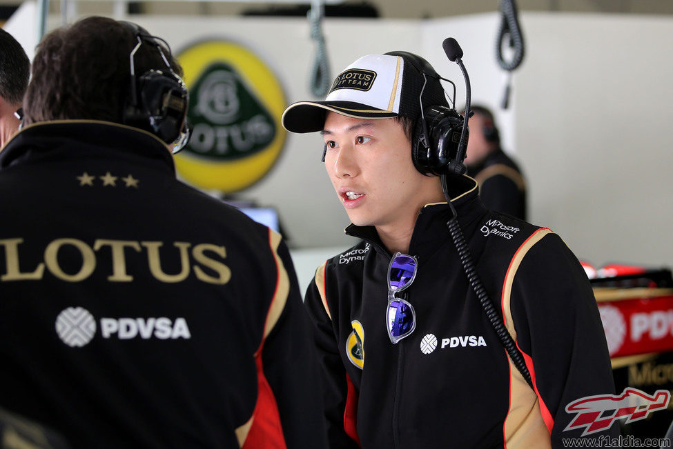Adderly Fong, el nuevo piloto de desarrollo de Lotus, charla con un ingeniero