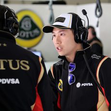 Adderly Fong, el nuevo piloto de desarrollo de Lotus, charla con un ingeniero