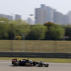 Jolyon Palmer se subió al Lotus E23 durante los primeros entrenamientos libres en China