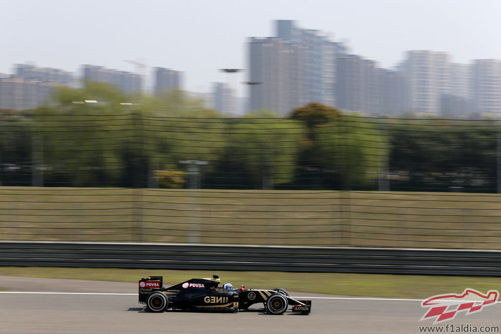 Jolyon Palmer se subió al Lotus E23 durante los primeros entrenamientos libres en China