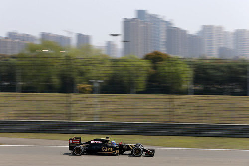 Jolyon Palmer se subió al Lotus E23 durante los primeros entrenamientos libres en China