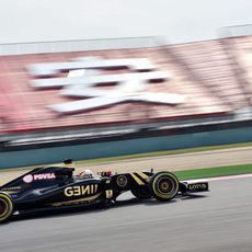 Romain Grosjean en la curva peraltada de Shanghai