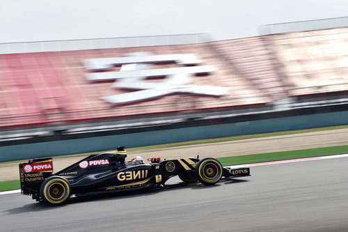 Romain Grosjean en la curva peraltada de Shanghai