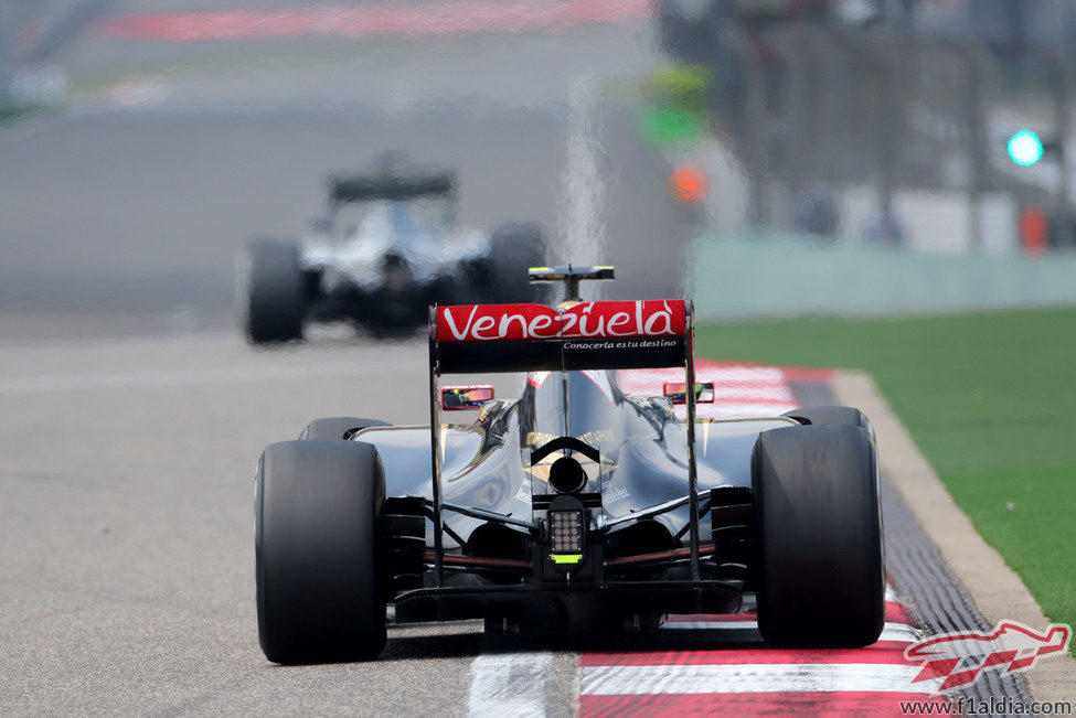 El E23 de Pastor Maldonado encarando la recta de meta