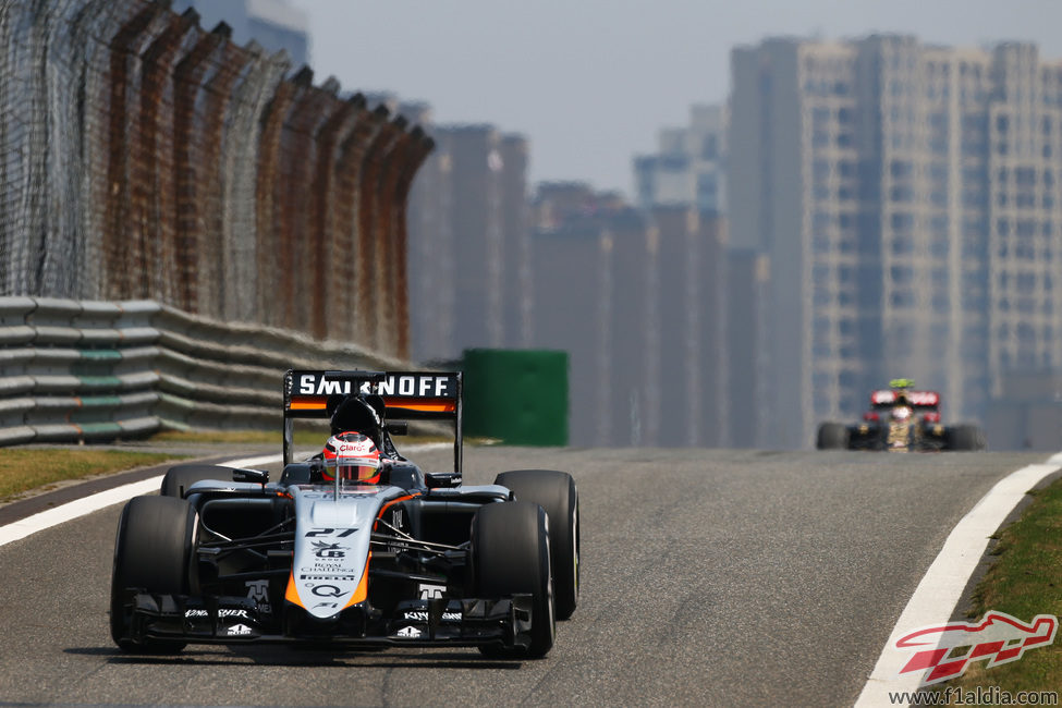 Nico Hülkenberg entrando en boxes