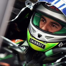 Sergio Pérez mantiene la concentración en el cockpit del coche